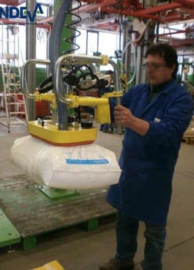 Благодаря новейшей технологии системы INDEVA повышают производительность, поддерживая постоянный уровень на протяжении всей рабочей смены и в то же время повышая точность опорожнения пакетов.