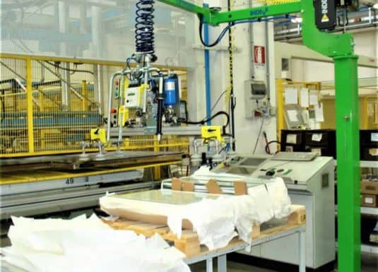 Благодаря новейшей технологии системы INDEVA повышают производительность, сохраняя постоянный уровень на протяжении всей рабочей смены и в то же время обеспечивая более высокую точность позиционирования панелей и стекла.