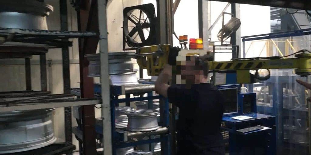 Храните шинные диски на полках быстро и без особых усилий. INDEVA® обеспечивает плавные и быстрые, но очень точные перемещения; оператор может без усилий хранить диски шин на полках.